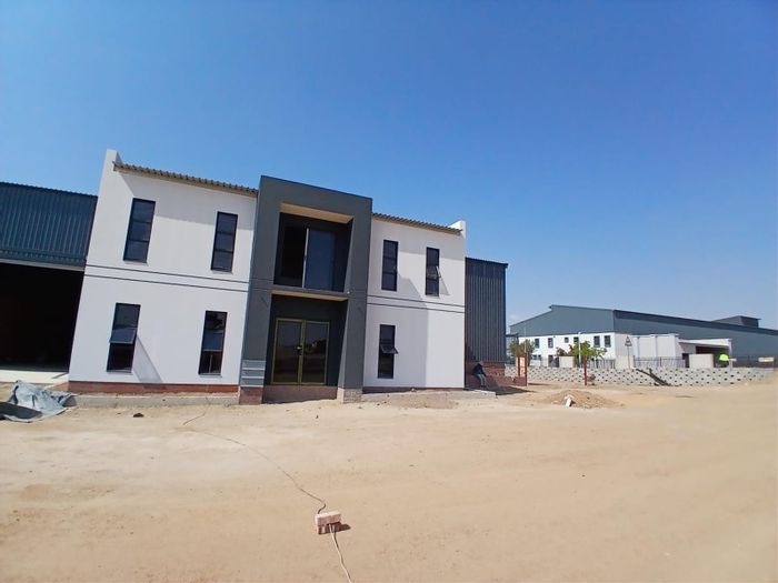 Industrial units for rent in Knopjeslaagte AH with 24-hour security and utilities.