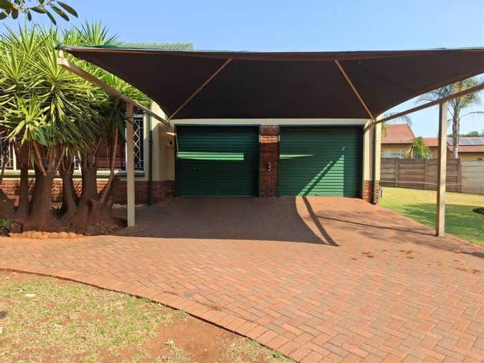 Kanonkop House For Sale: 3 Bedrooms, Study, Enclosed Patio, Spacious Yard, Double Garage.