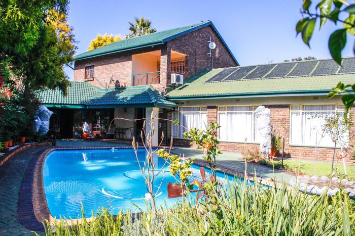 Kanonkop House For Sale: 4 beds, heated pool, spacious garden, entertainment areas.