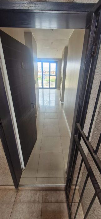 For Sale: 2-Bedroom Apartment in Rooihuiskraal North with Open Plan Living and Kitchen.