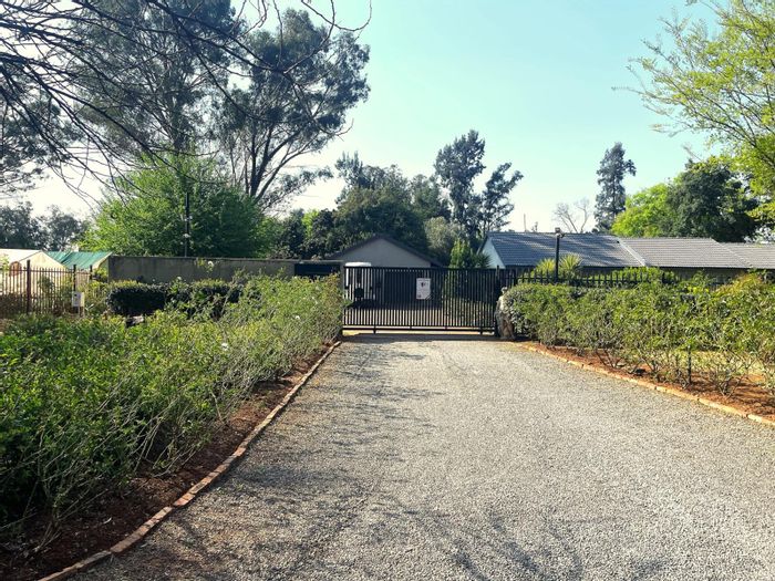 House for Sale in Henley On Klip: 4 beds, granny flat, expansive gardens, security.