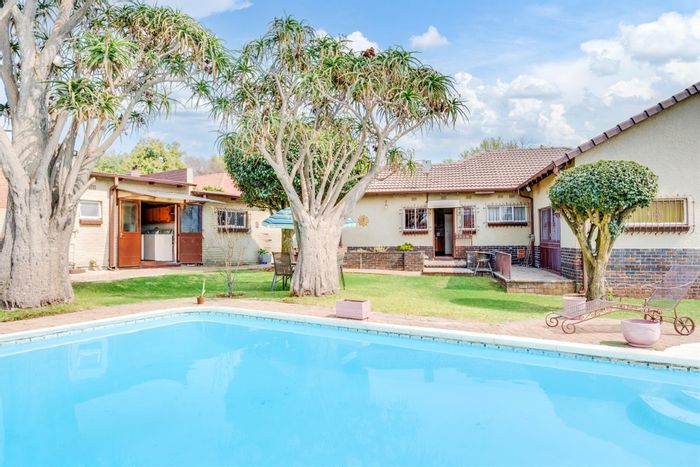 For Sale: Spacious 4-Bedroom House with Pool, Garages in Hurlyvale.