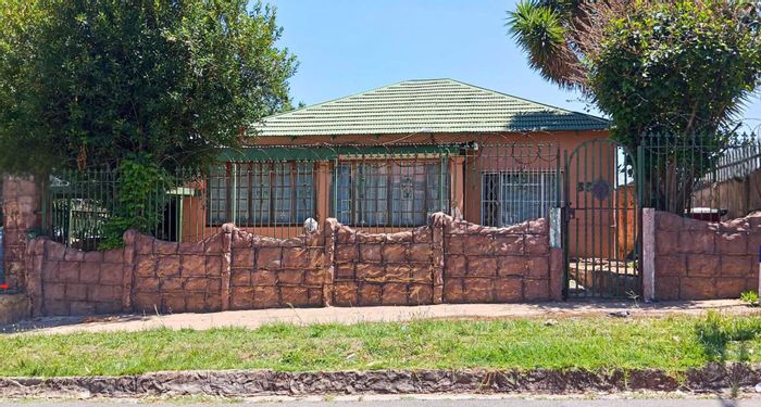 For Sale: House in Rosettenville with 4 bedrooms and 3 rental flatlets.
