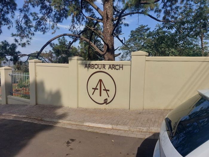 To Rent: 2-Bedroom Apartment in Montrose with balcony, security, and shopping access.