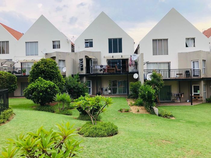 Ground Floor Apartment For Sale in Halfway House with 24-hour security and pool.