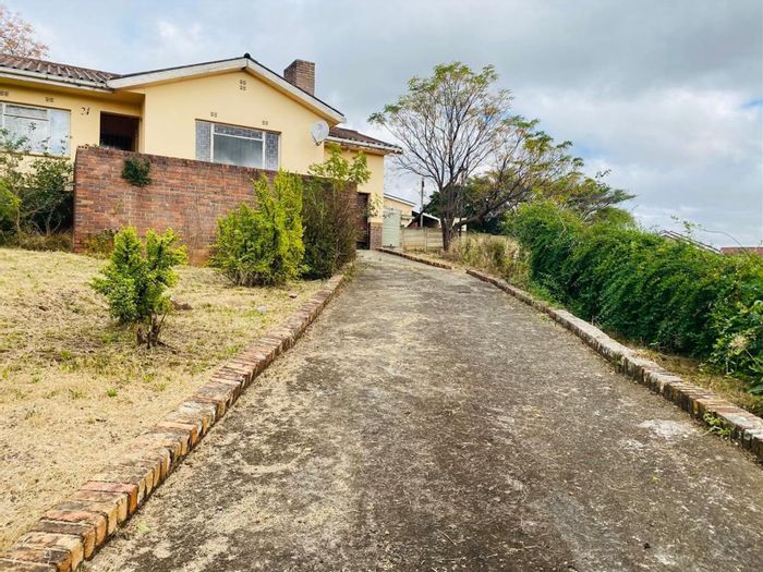 House for Sale in Butterworth Central: 3 beds, 2 baths, large yard, cottage.