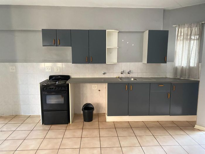 Boskruin Townhouse For Sale: 1 Bed, pool, jungle gym, secure parking.