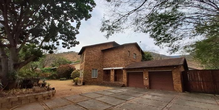 Barberton Central House For Sale: 3 beds, pool, flat, security features, borehole.