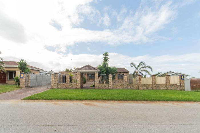 For Sale: House in Overbaakens with 3 beds, garages, and entertainment areas.