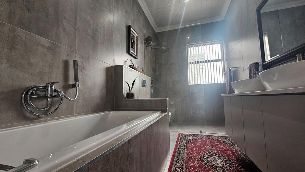 MAIN BEDROOM EN-SUITE