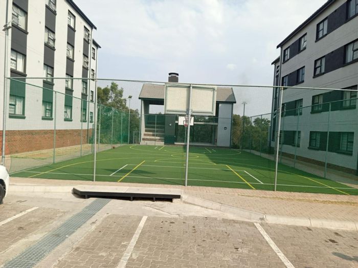 South Hills House To Rent: 2 Bedrooms, parking, near amenities and transport.