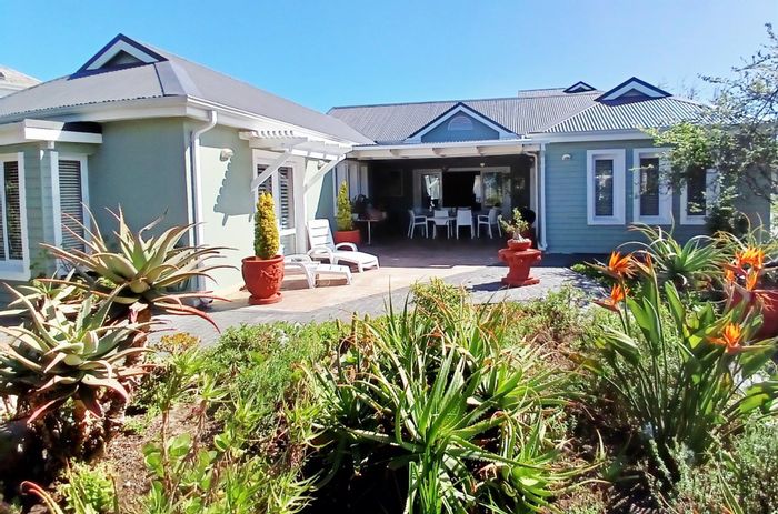 Holiday Accommodation To Rent on Thesen Islands: Private jetty, canoe, and patio.