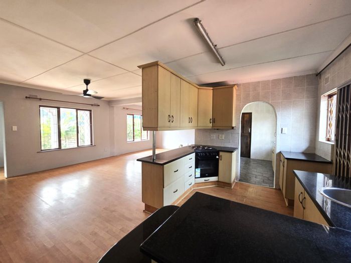 Veld En Vlei House For Sale: 3 Bedrooms, pool, entertainment area, double garages.