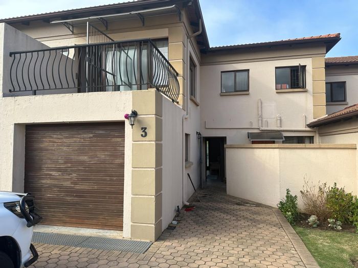 Island View Townhouse For Sale: 3 Bedrooms, secure complex, pool, tennis courts.