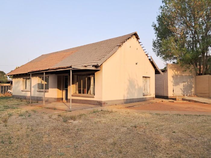 House for Sale in Stilfontein Central: 3 Bedrooms, Pool, Spacious Yard, Outbuildings.