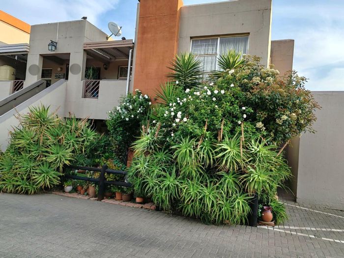For Sale: Townhouse in Vanderbijlpark SW, 2 beds, open plan, secure garage.