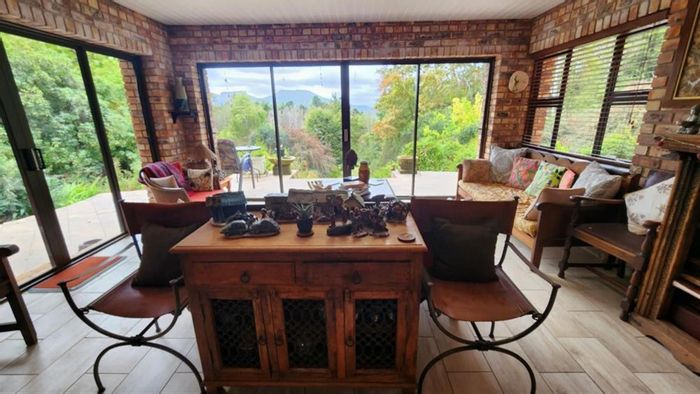 Hogsback Central House For Sale: Income potential, restaurant, stunning mountain views, fenced.