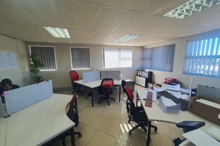 To Rent: 450m2 Office in Newton Park with lift access and ample parking.