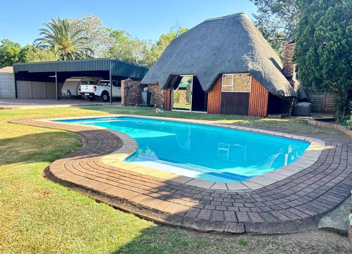 Vaalpark House For Sale: 4 Bedrooms, pool, outdoor kitchen, and spacious living areas.