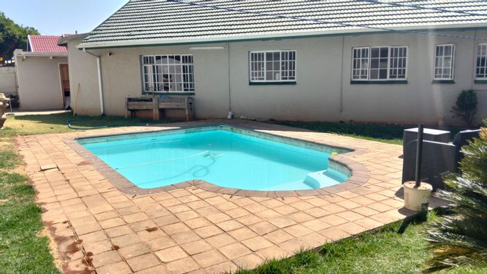 Edendale House For Sale: 5 beds, pool, cottage, CCTV, 991sqm lot.