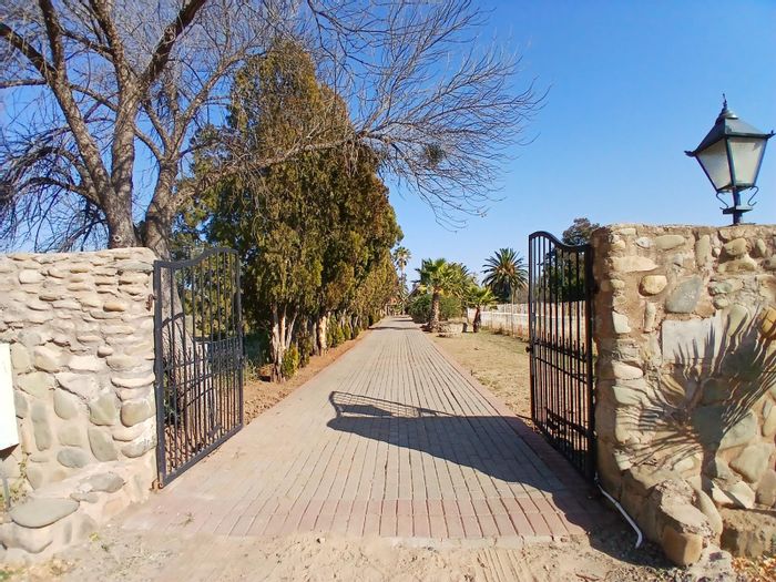 For Sale: Spacious 9-bedroom house in Barkly West Central with river views and flatlet.