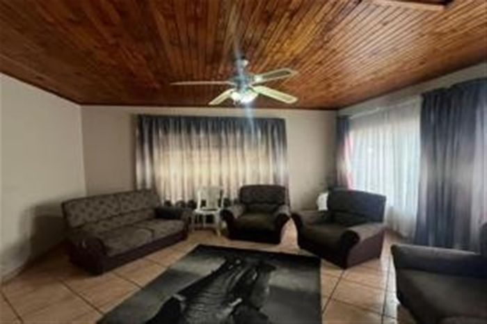 3-Bedroom House For Sale in Lennoxton with En-Suite, Open-Plan Living, and Security.