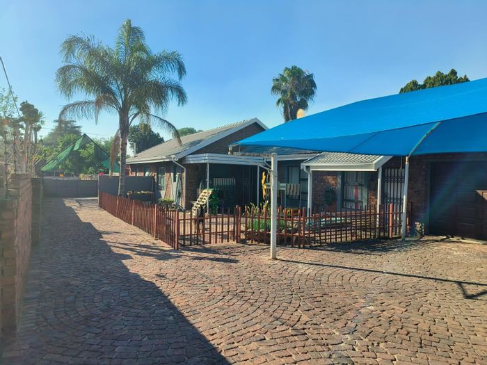 House To Rent in Rustenburg Central: 4 Bedrooms, pool, braai area, double garage.