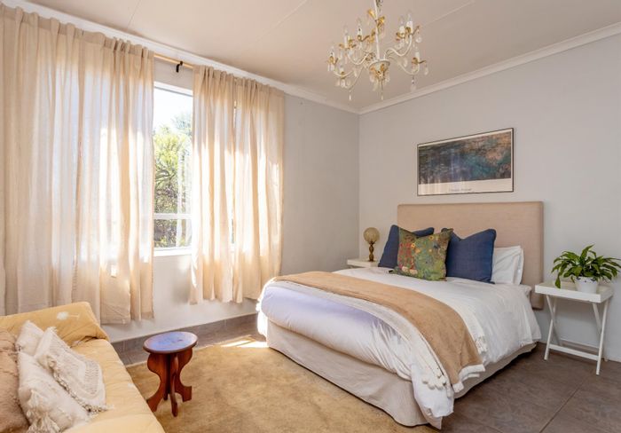 Zwartkop Apartment For Sale: 2-bed, balcony, near amenities and transport options.