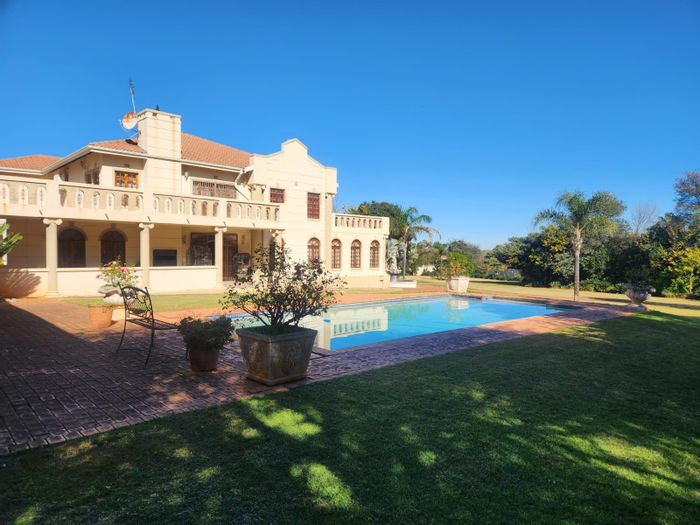 Wilkoppies House For Sale: Spacious living, entertainment wing, pool, and sustainable features.
