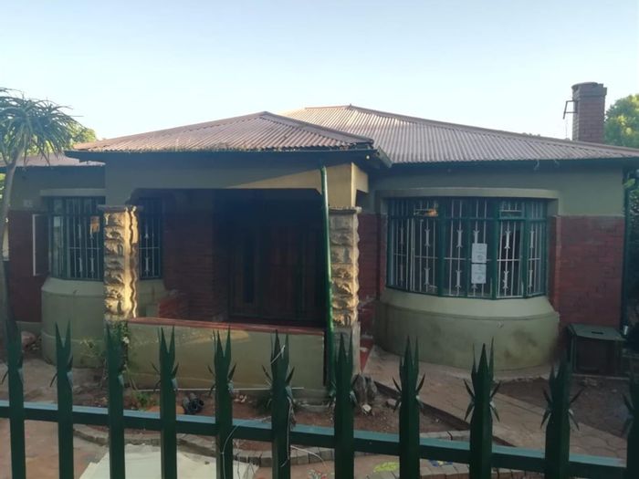 For Sale: Versatile Bezuidenhout Valley house with income-generating cottages and ample space.