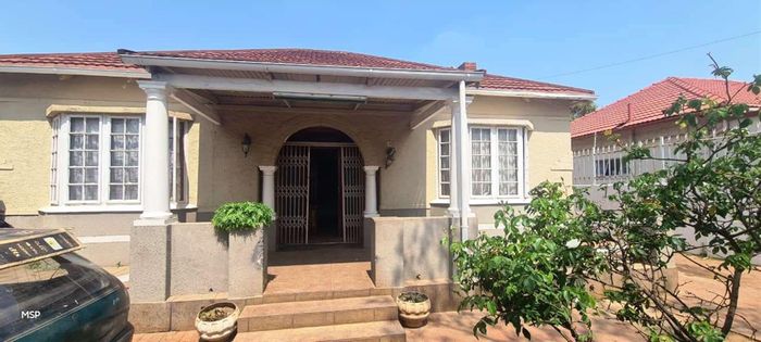 House to Rent in South Kensington: 3 Bedrooms, balcony, wheelchair-friendly, secure living.