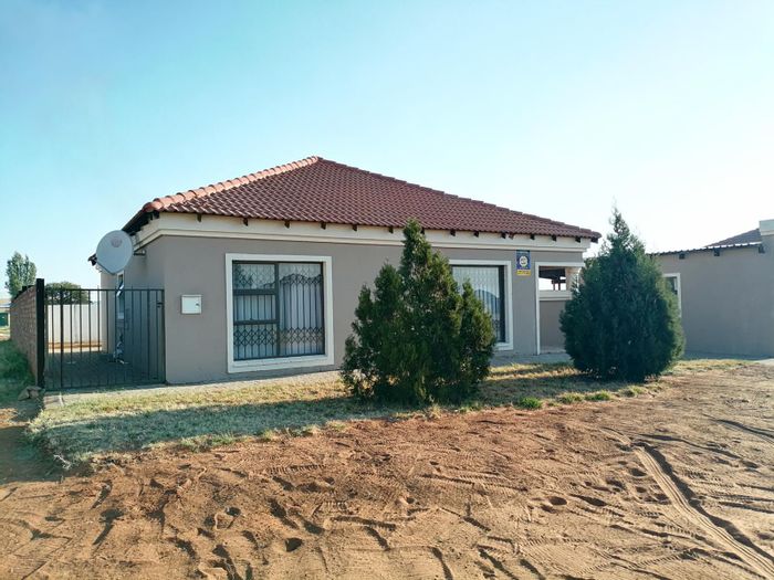 For Sale: Townhouse in Kimdustria with 3 bedrooms, garage, and spacious yard.