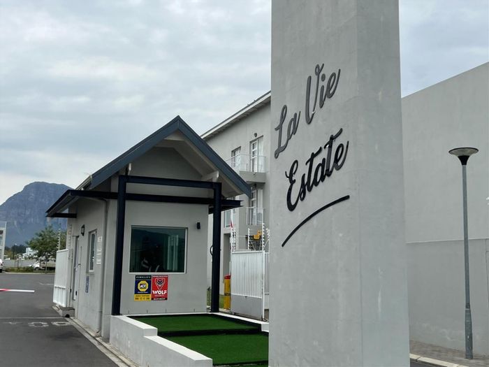 1 Bedroom Apartment For Sale in Paarl Central with secure parking and communal amenities.