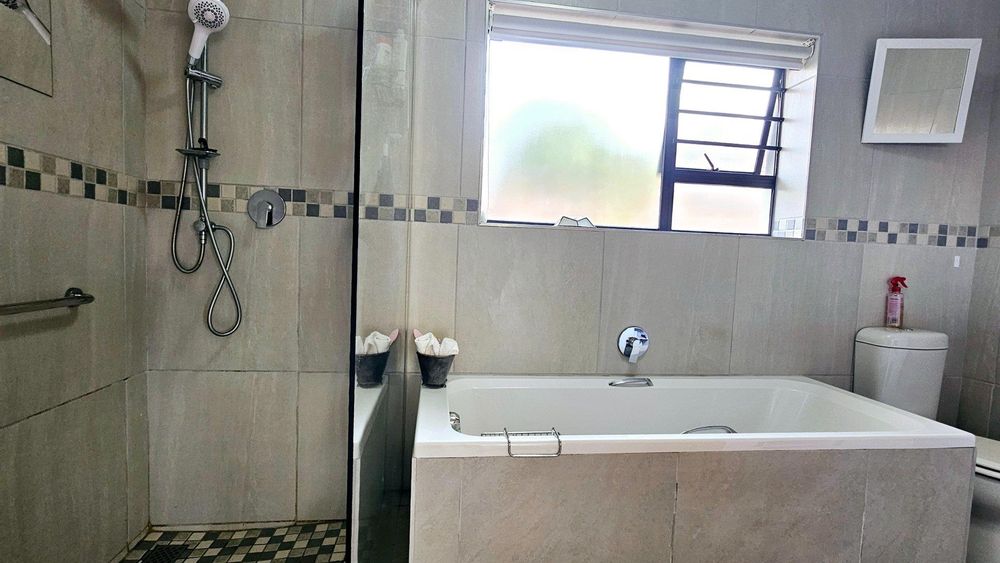 MAIN BEDROOM EN SUITE BATHROOM