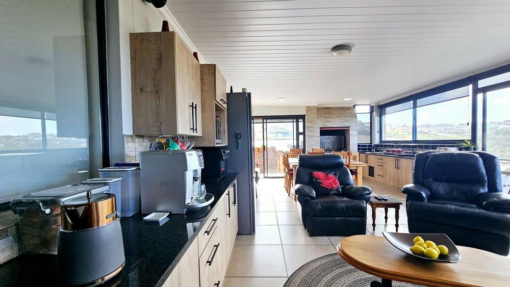 SEPARATE LOUNGE AND BRAAI ROOM