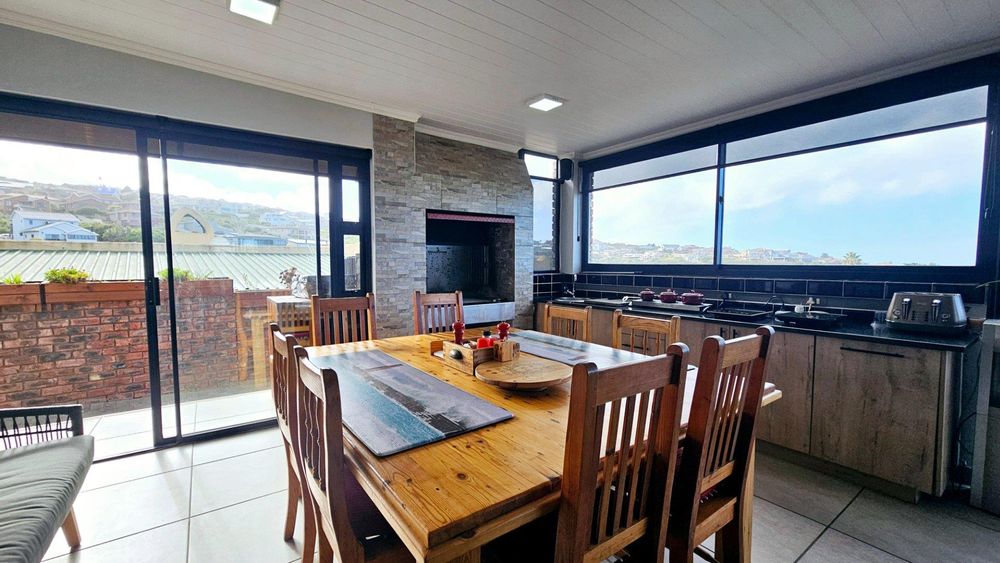 SEPARATE LOUNGE AND BRAAI ROOM