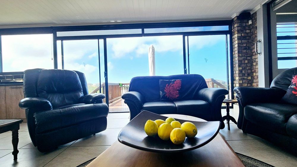 SEPARATE LOUNGE AND BRAAI ROOM