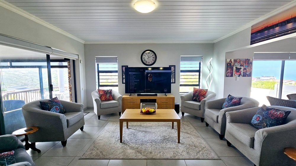 OPEN PLAN KITCHEN, LIVING ROOM AND DINING ROOM