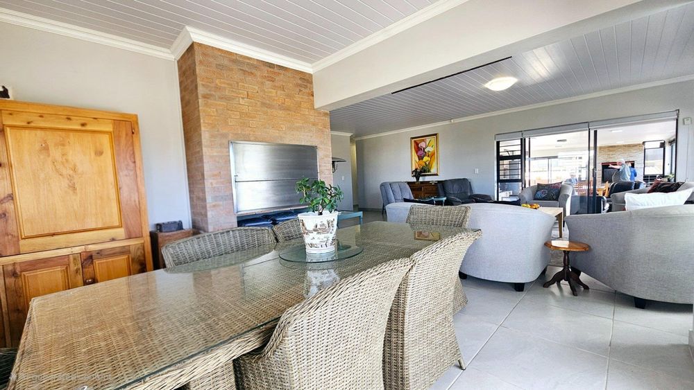 OPEN PLAN KITCHEN, LIVING ROOM AND DINING ROOM