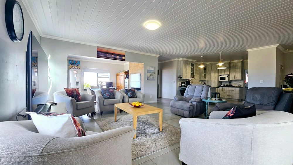 OPEN PLAN KITCHEN, LIVING ROOM AND DINING ROOM