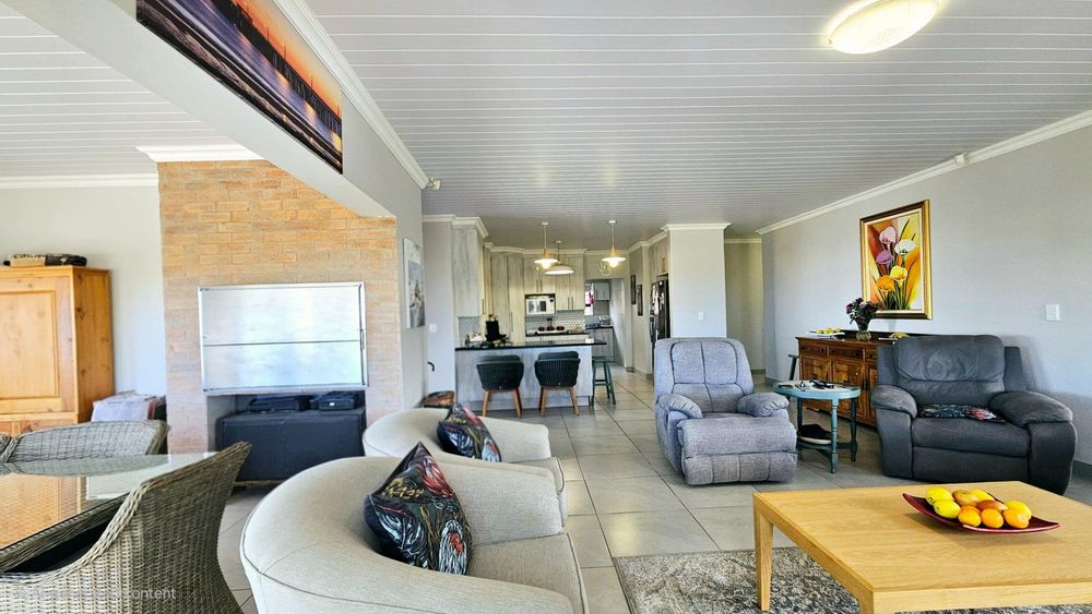 OPEN PLAN KITCHEN, LIVING ROOM AND DINING ROOM