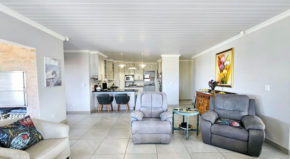 OPEN PLAN KITCHEN, LIVING ROOM AND DINING ROOM