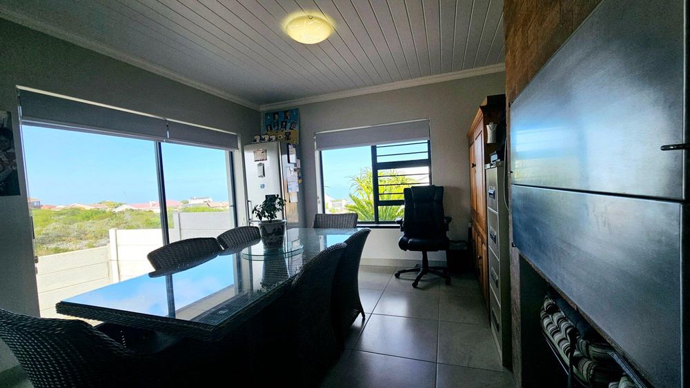 OPEN PLAN KITCHEN, LIVING ROOM AND DINING ROOM