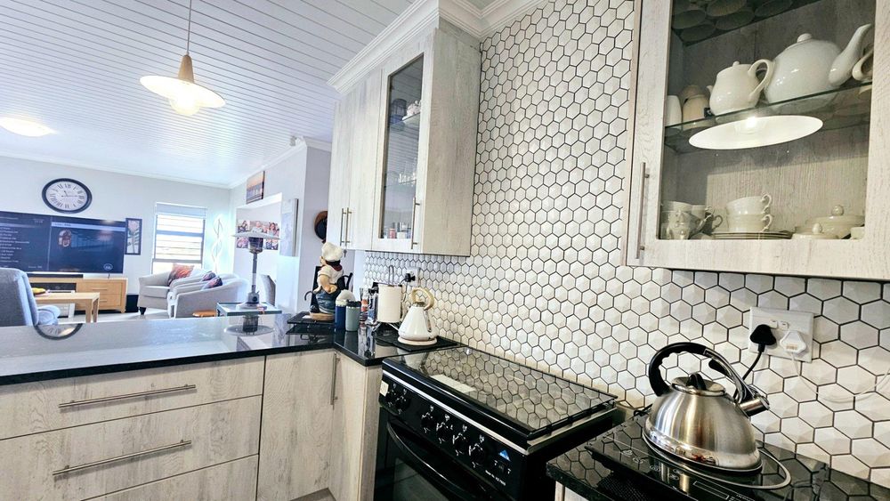 OPEN PLAN KITCHEN, LIVING ROOM AND DINING ROOM