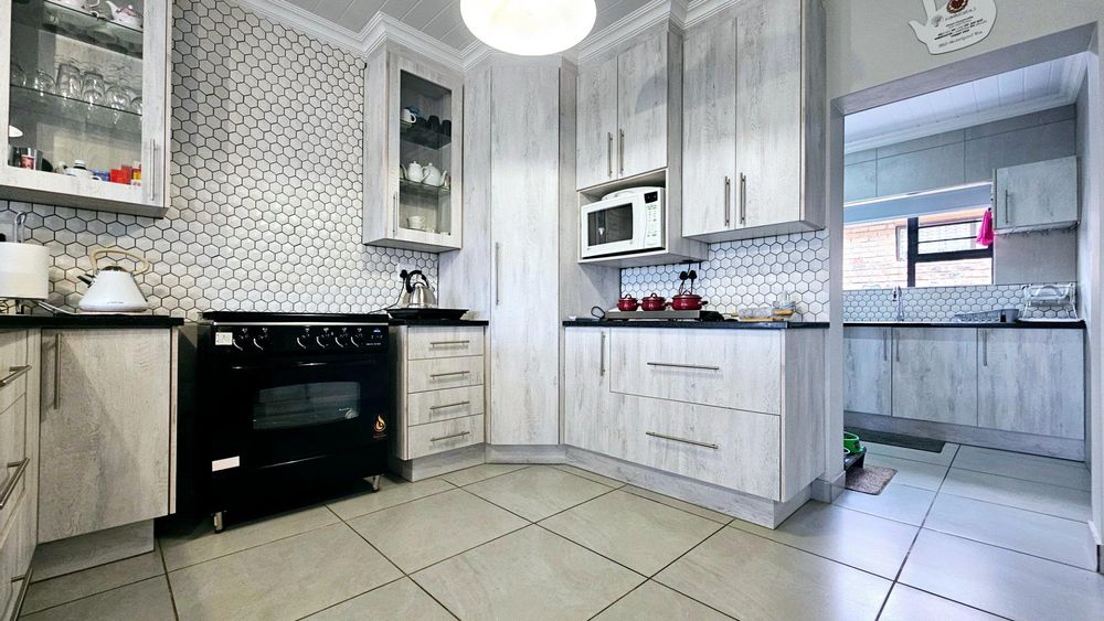 OPEN PLAN KITCHEN, LIVING ROOM AND DINING ROOM