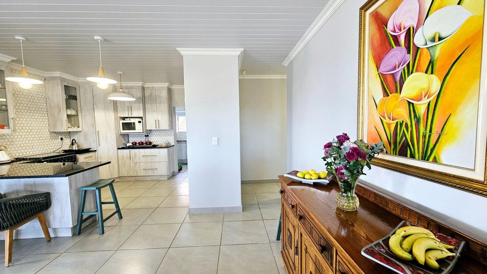 OPEN PLAN KITCHEN, LIVING ROOM AND DINING ROOM