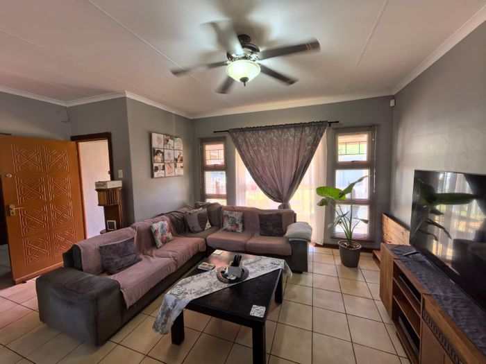 Minerva Gardens Townhouse For Sale: 3 beds, patio, large yard, carport, generator.