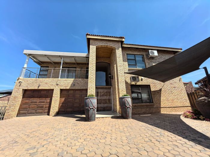 Roylglen Gardens House For Sale: 5 bedrooms, indoor braai, solar panels, security features.
