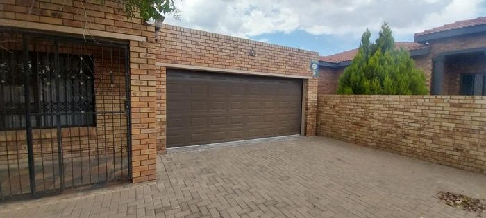 Northview House For Sale: 3 Bedrooms, 2 Bathrooms, Braai Area, Double Garage.