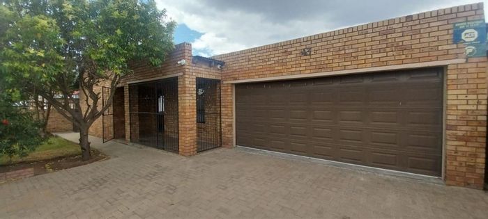 Northview House For Sale: 3 Bedrooms, double garage, braai area, near shopping.